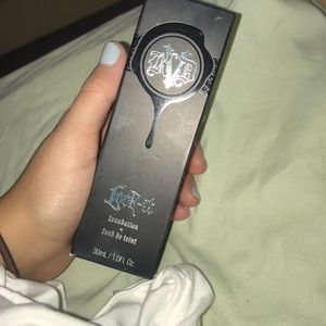 Kat von D lock it foundation in medium warm 53